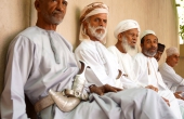 Oman-Nizwa-Waffenmarkt-Dolche-Maenner