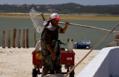 portugal_mitte_obidos_lagoa_fischer-man_motocycle