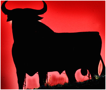 Andalusien: Ein Stier für Andalusien, Sherry Bodega Werbung am Straßenrand