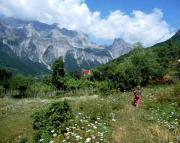 Dinarische Alpen, Thethi: Idyllisches Dorf mit Hochgebirgscharakter in Albanien als Ausgangpunkt für Mountainbiketouren (Übersicht für Touren 1 – 4)