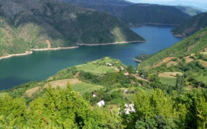 Fluss Drin, Fierze: Eine Fahrt mit der Autofähre auf dem Komanstausee zählt zu den schönsten Flussfahrten der Welt