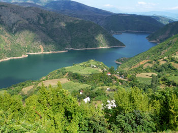 Fluss Drin, Fierze: Eine Fahrt mit der Autofähre auf dem Komanstausee zählt zu den schönsten Flussfahrten der Welt