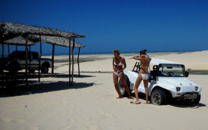 Ceara, Canoa Quebrada: Mit dem Buggy zum Sandboarden in einer gigantischen Dünenlandschaft mit Süßwasserseen