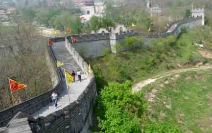 Dandong: Vorhof zu Nordkorea dessen Grenze vom Yalu Fluss und der Chinesischen Mauer markiert wird