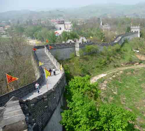 Dandong: Vorhof zu Nordkorea dessen Grenze vom Yalu Fluss und der Chinesischen Mauer markiert wird