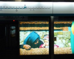 Peking: Modernste Metro Werbung in der Oympia Linie 4