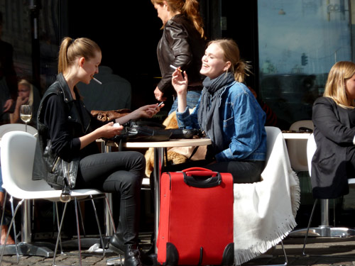 Kopenhagen: Junge Leute in junger Architektur