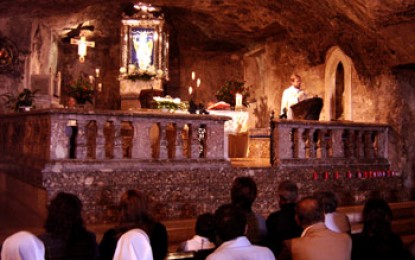Gargano, Monte San Angelo: Höhlenaltar eines nicht konkurrenzlosen Erzengels
