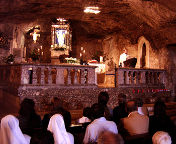 Gargano, Monte San Angelo: Höhlenaltar eines nicht konkurrenzlosen Erzengels