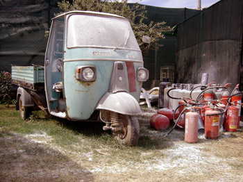 Gargano, Vieste: Hinterhof-Impressionen, VESPAs, APEs und erloschene Feuerlöscher