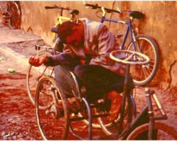 Behinderte und Obdachlose in den Großstädten Nordafrikas. Schlafen ist oft der Ausweg