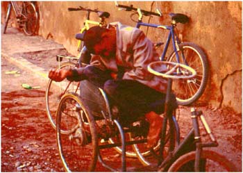 Behinderte und Obdachlose in den Großstädten Nordafrikas. Schlafen ist oft der Ausweg