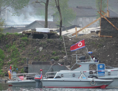 Sinuiju + Qing Shui + Sup’ung-nodongjag + He Kou: Yalu Fluss – Menschenzoo mit echtem Kommunismus