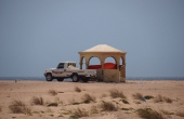 Oman, Al-Ashkharah_BeachResort_Picknick-Pickup-Schatten
