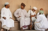 Oman-Nizwa-Waffenmarkt_Maenner