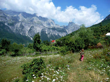 Dinarische Alpen, Thethi: Idyllisches Dorf mit Hochgebirgscharakter in Albanien als Ausgangpunkt für Mountainbiketouren (Übersicht für Touren 1 – 4)